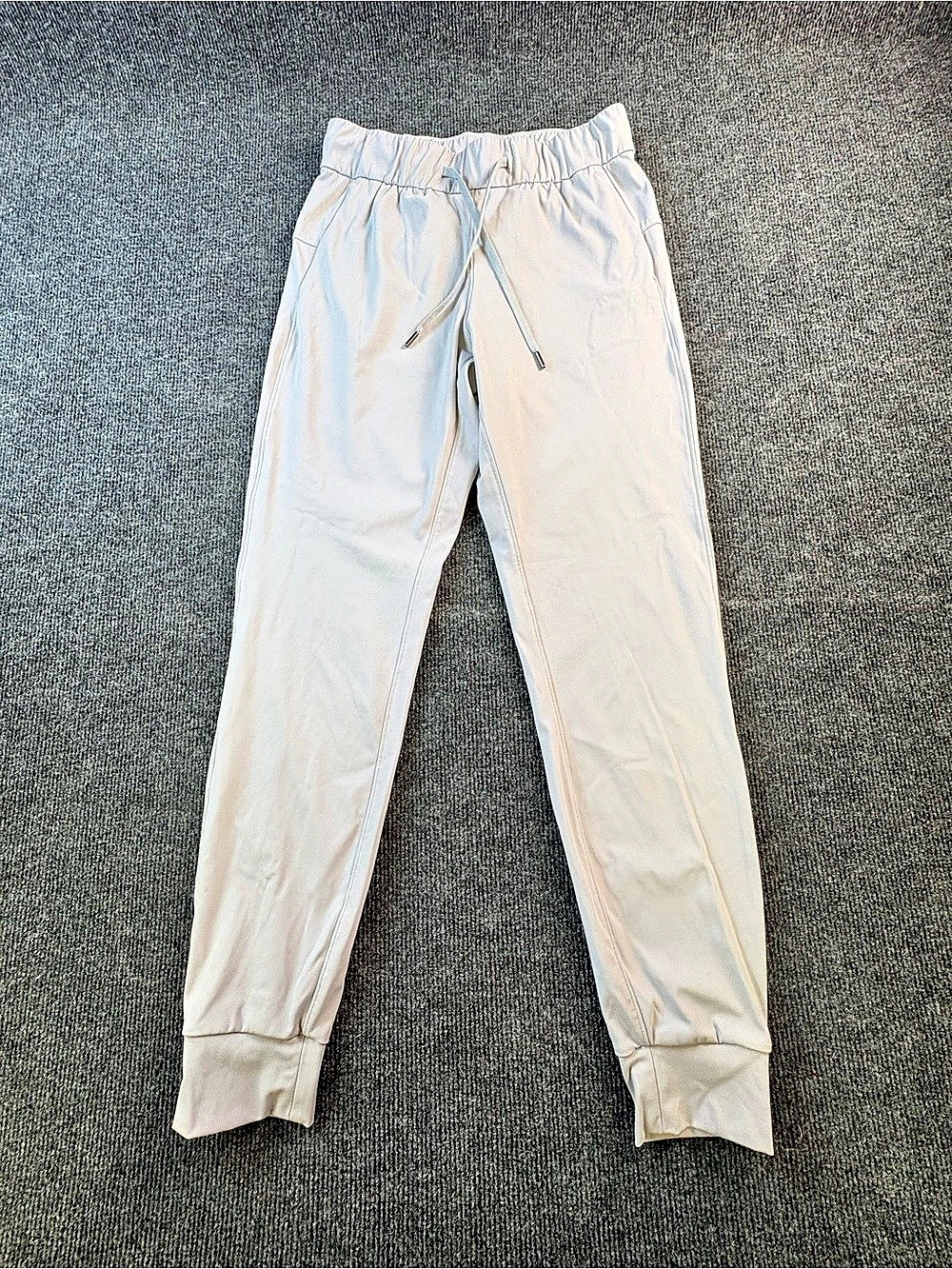 Lululemon On the Fly Stretch High-Rise Dance Studio-type jogger EUC
Size XS Lig